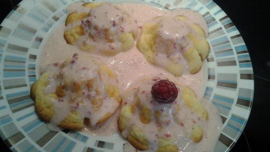 Рецепт воздушных творожников в духовке с ягодным соусом