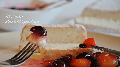 бисквит на белках пища ангелов с ягодным соусом