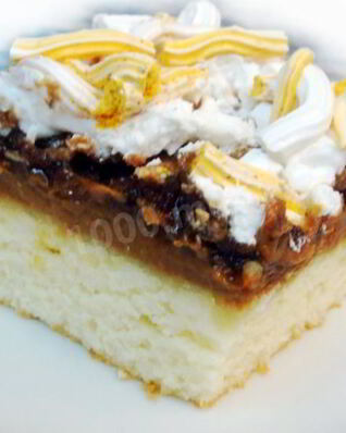 Бисквит с ореховой начинкой и вареной сгущенкой