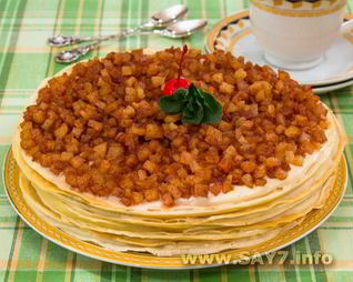 Блинный торт с заварным кремом, яблоками и корицей