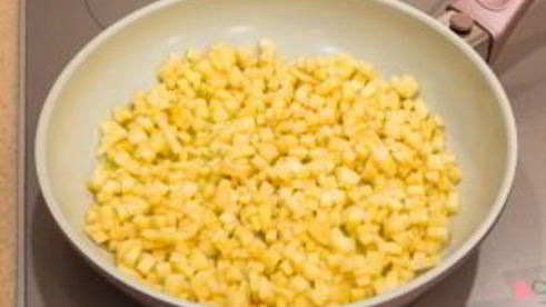 блинный торт с заварным кремом, яблоками и корицей