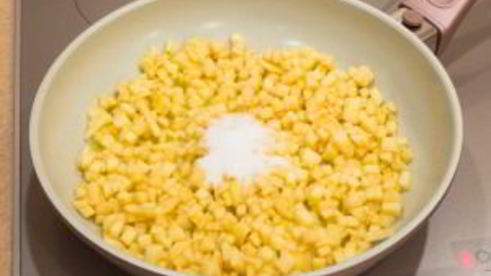 блинный торт с заварным кремом, яблоками и корицей