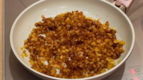 блинный торт с заварным кремом, яблоками и корицей