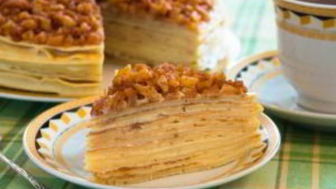 блинный торт с заварным кремом, яблоками и корицей