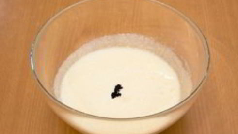 блинный торт с заварным кремом, яблоками и корицей