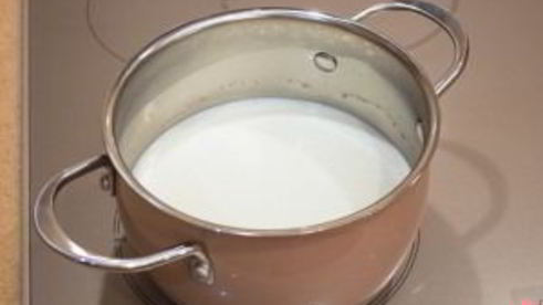 блинный торт с заварным кремом, яблоками и корицей