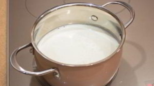 блинный торт с заварным кремом, яблоками и корицей