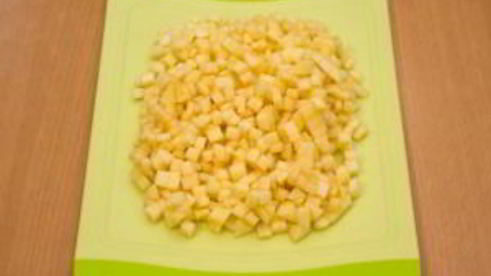 блинный торт с заварным кремом, яблоками и корицей