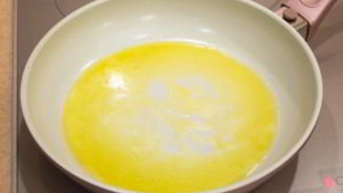 блинный торт с заварным кремом, яблоками и корицей