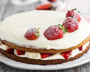 Торт сметанный с клубникой