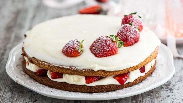 Рецепт Торта сметанного с клубникой