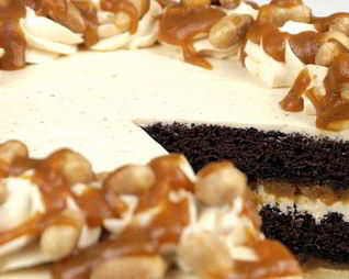 Торт Сникерс с соленой карамелью