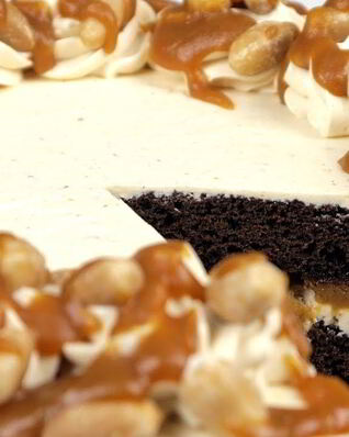 Торт Сникерс с соленой карамелью