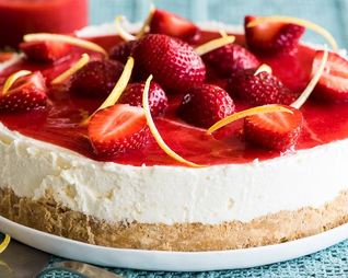 Творожный торт с клубникой