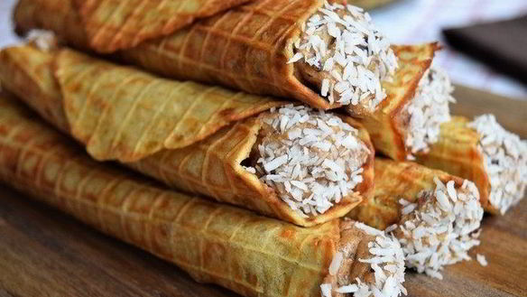 Рецепт Банановых вафель с кремом из фиников и орехов