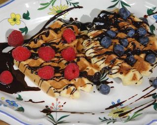 Шафранные вафли под шоколадным соусом