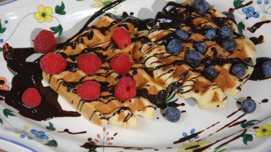 Рецепт шафранных вафель под шоколадным соусом