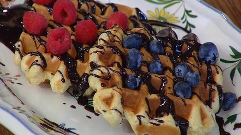 шафранные вафли под шоколадным соусом