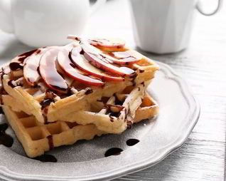Вафли с жареными яблоками
