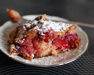 Выпечка с клубникой в мультиварке