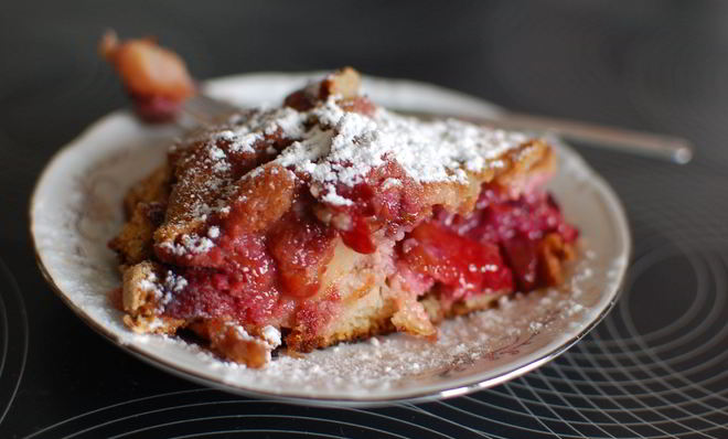 Выпечка с клубникой в мультиварке