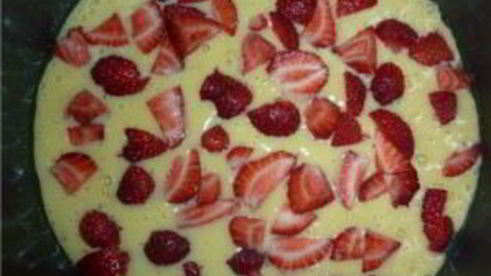 выпечка с клубникой в мультиварке