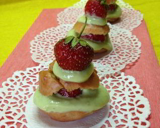 Клубничные профитроли с творожно-базиликовым кремом