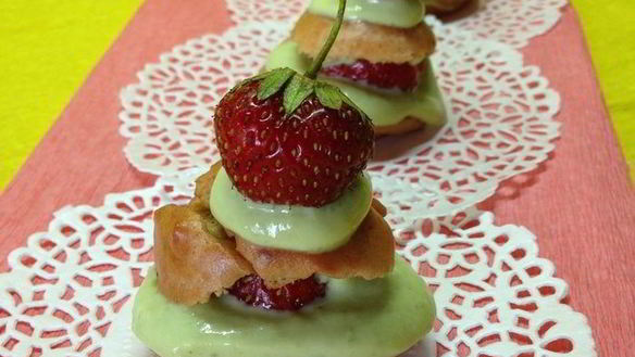 Рецепт Клубничных профитролей с творожно-базиликовым кремом