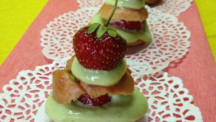 Рецепт клубничных профитролей с творожно-базиликовым кремом