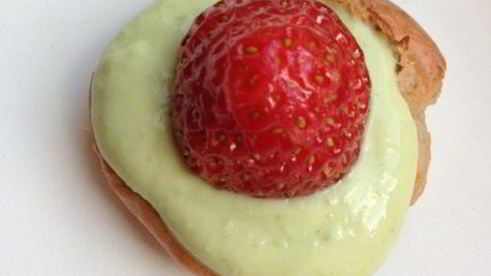 клубничные профитроли с творожно-базиликовым кремом