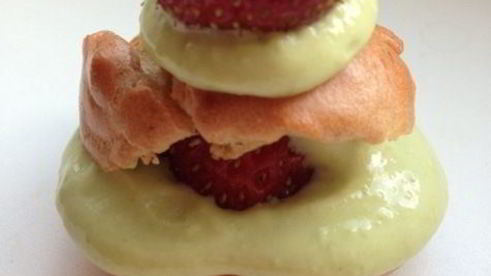 клубничные профитроли с творожно-базиликовым кремом