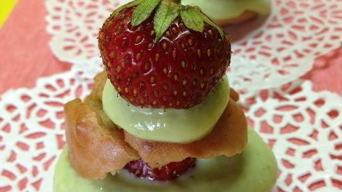 клубничные профитроли с творожно-базиликовым кремом