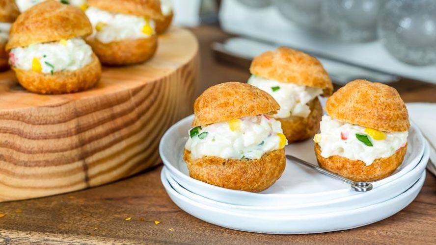 Рецепт профитролей с начинкой из крабового салата