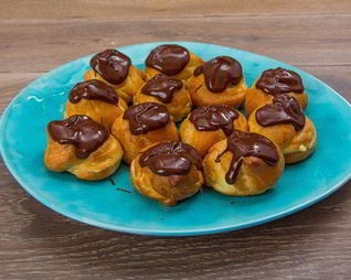 Профитроли с заварным кремом и шоколадом