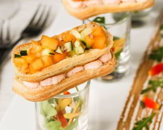 Эклеры с креветочным кремом и тартаром из хурмы