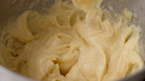 эклеры с креветочным кремом и тартаром из хурмы