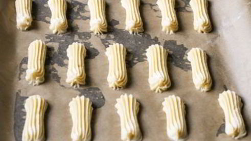 эклеры с креветочным кремом и тартаром из хурмы