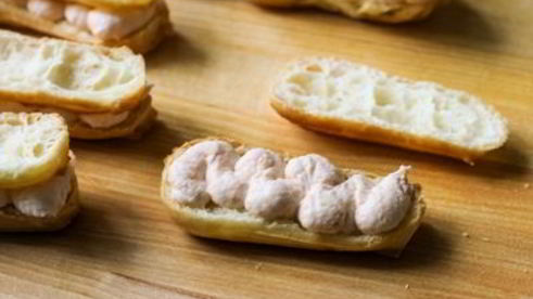 эклеры с креветочным кремом и тартаром из хурмы