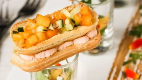 эклеры с креветочным кремом и тартаром из хурмы