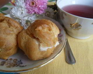 Эклеры с творожным кремом и жареными яблоками