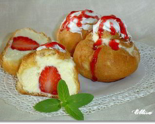 Эклеры с заварным творожным кремом и клубникой