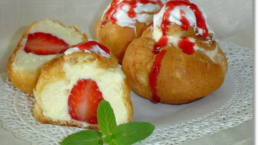 Рецепт эклеров с заварным творожным кремом и клубникой