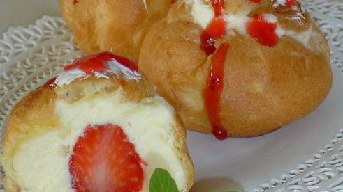 эклеры с заварным творожным кремом и клубникой