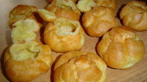 эклеры с заварным творожным кремом и клубникой