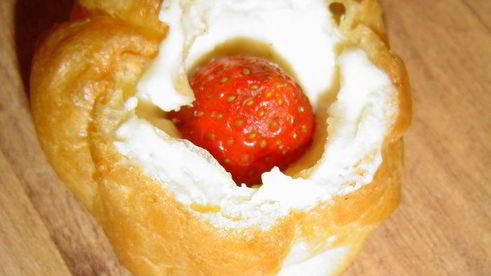 эклеры с заварным творожным кремом и клубникой