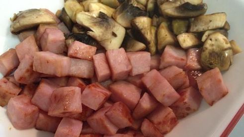 картофельная запеканка с беконом и грибами