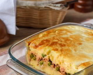 Картофельная запеканка с мясом и горошком