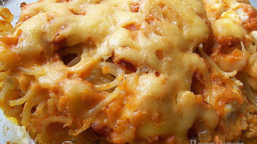 Рецепт макаронной запеканки с брынзой, сосисками и охотничьими колбасками