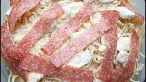 макаронная запеканка с брынзой, сосисками и охотничьими колбасками