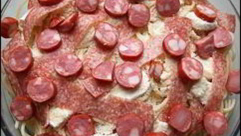 макаронная запеканка с брынзой, сосисками и охотничьими колбасками